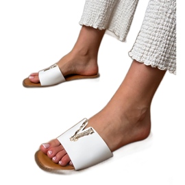 Hvide flip flops med en gylden dekoration