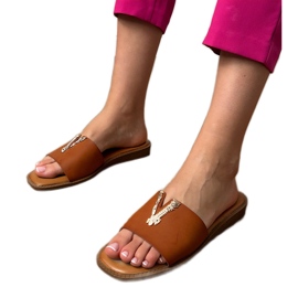 Brun flip -flops med en gylden dekoration