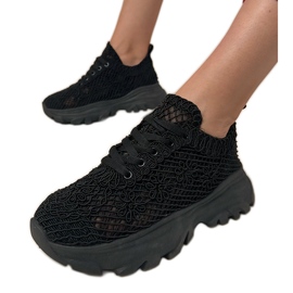 Sorte åbne sneakers på platformen