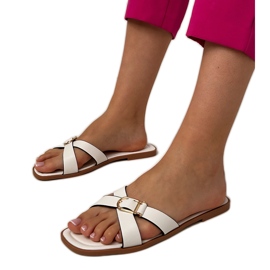 Hvide flip flops med en dekorativ spænde på bæltet
