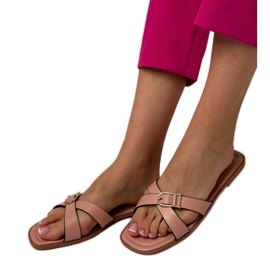 Pink flip flops med en dekorativ spænde på bæltet lyserød
