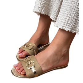 Golden flip flops med en gylden dekoration på bæltet