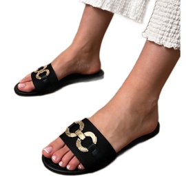 Sort flip flops med en gylden dekoration i baren