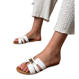 Hvide flip flops med udskæringer på bæltet og gylden dekoration
