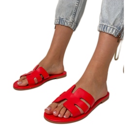 Røde flip -flops dekoreret med udskæringer