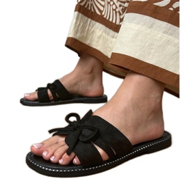 Sort flip flops med en bue og dekoration i kanterne