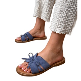 Blå flip flops med en bue og dekoration på kanterne