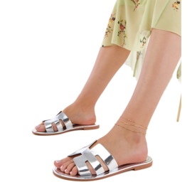 Sølvflip -flops dekoreret med udskæringer