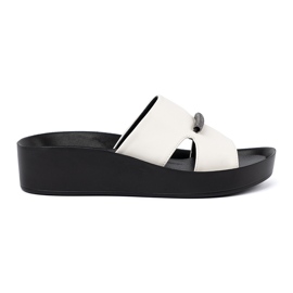 Goodin Sort / hvid flip flops på en lav kile