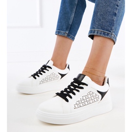 Hvide sneakers med sorte indsatser på platformen