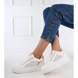 Hvide sneakers med guldindsatser på platformen