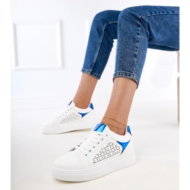 Hvide sneakers med blå indsatser på platformen