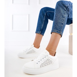 Hvide sneakers på platformen