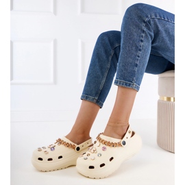 Beige flip -flops bygget med dekorationer