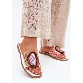Flade kvinder flip flops med en dekorativ hvid spænde