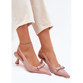 Lakerede sandaler på en pin med en nøgenbue beige