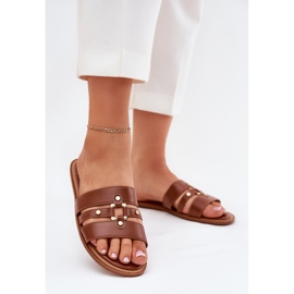 Flad kvinders flip flops med en gylden detalje kamel brun