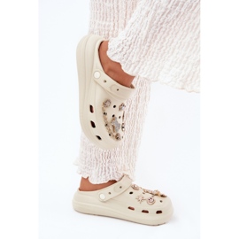 Beige skum flip flops med stifter