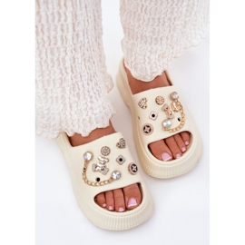 Kvinders skum flip flops med gyldne stifter lys tigger beige