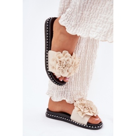 Kvinders flip flops med materielle blomster beige