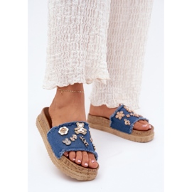 Kvinders flip flops med gyldne stifter på platformens marineblå