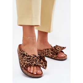 Kvinders flip flops på en kork sål med en bue skål brun