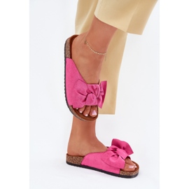 Kvinders flip flops på en kork sål med en bue af fuchsia lyserød