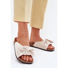 Kvinders flip flops på korksålen med beige bue