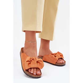 Kvinders flip flops på korksålen med en orange bue