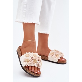 Kvinders hjemmesko på en kork sål med blomster beige