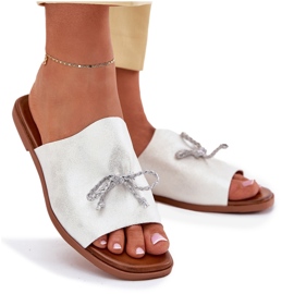 EVento Flat -Hælet kvinder flip flops med en dekorativ sølvbinding