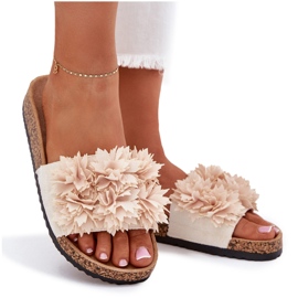 Kvinders flip flops på en kork sål med dekorative blomster beige