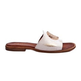 Zazoo 2938 læderflip-flops på en flad hæl med gulddekoration, børstet hvid