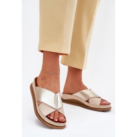 Kvinders læderflip flops på Maciejka L4986-37 beige-guldplatform