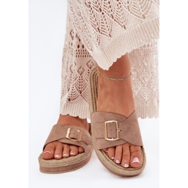 Kvinders flip flops på platformen med en gylden klemme mørk beige