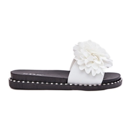 Kvinders flip flops dekoreret med hvide blomster