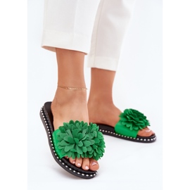 Kvinders flip flops dekoreret med grønne blomster