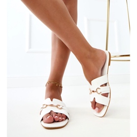 Hvide flip flops med en gylden dekoration
