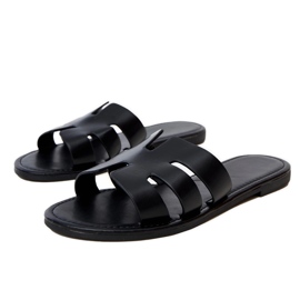 Sort flip -flops dekoreret med udskæringer