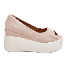 Kvinders sandaler på kile og lys beige platform