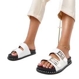 Hvide flip flops på Blau -platformen