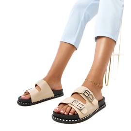 Beige flip flops på Blau -platformen