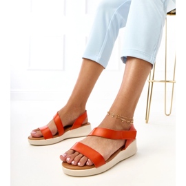 Orange sandaler på en lav kile verkado