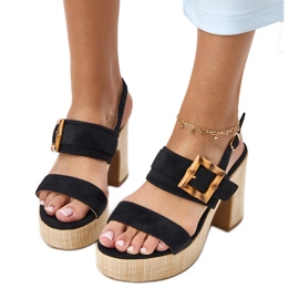 Sorte sandaler på posten dekoreret med Elevira -klemme