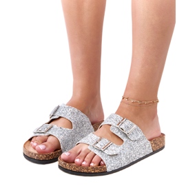 Sølv glitter flip flops på korksålen på flotilen
