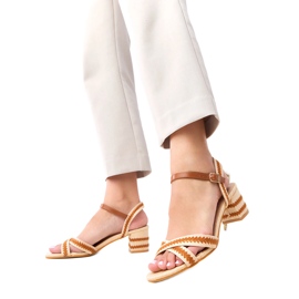 Brun sandaler på stolpen fastgjort med en Martin beige