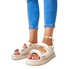 Beige sandaler med justerbare skæg bælter