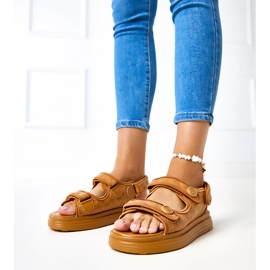 Brune sandaler med justerbare skæg bælter