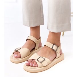 Beige sandaler med en spænde på Mirkas -baren