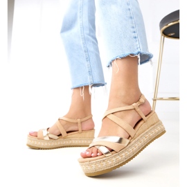 Beige kilesandaler med en Elitar Golden Strip